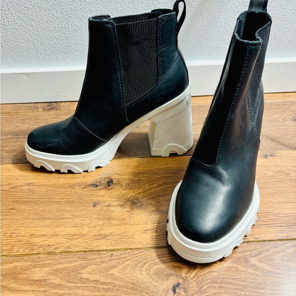 Sorel Women’s Brex Leather Pull-on Boots in black & white, size 6